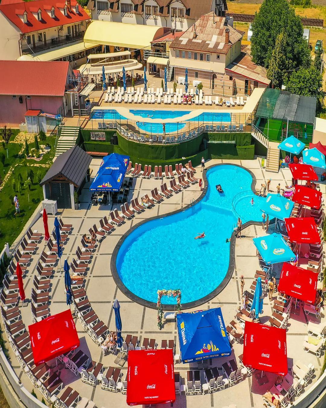 Sv Hotel, Restaurant & Airport Parking Todiresti  Exteriér fotografie